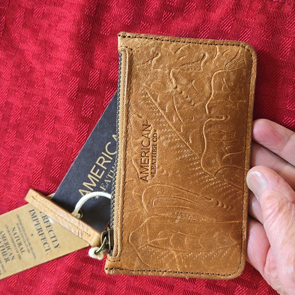 AMERICAN LEATHER CO. Embossed Coin & RFID Card Holder         (BIN 005)